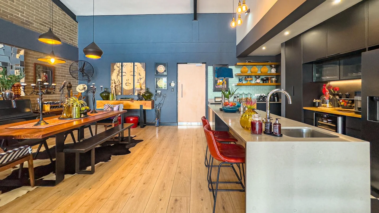 THE TOP BILLING, LUXURY LOCK-UP-AND-GO PENTHOUSE FOR PROFESSIONALS.  NO LOADSHEDDING