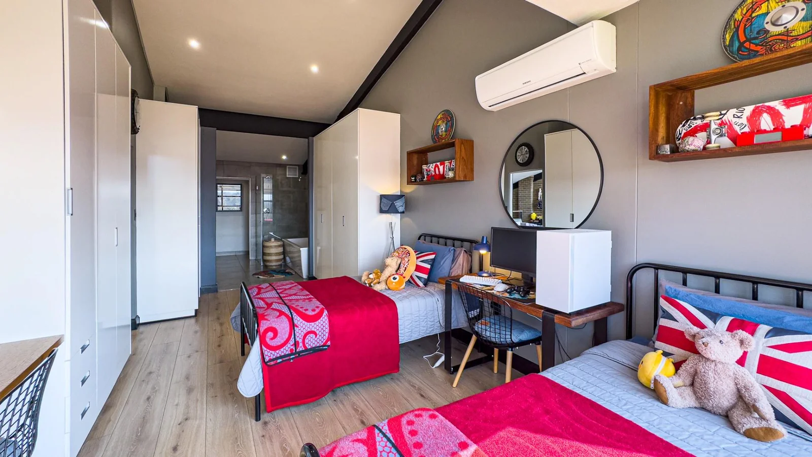 THE TOP BILLING, LUXURY LOCK-UP-AND-GO PENTHOUSE FOR PROFESSIONALS.  NO LOADSHEDDING