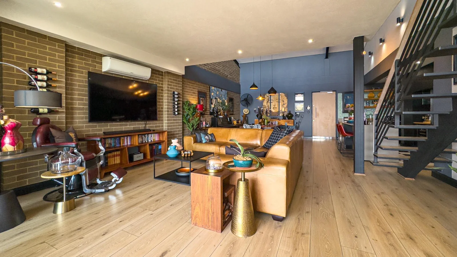 THE TOP BILLING, LUXURY LOCK-UP-AND-GO PENTHOUSE FOR PROFESSIONALS.  NO LOADSHEDDING