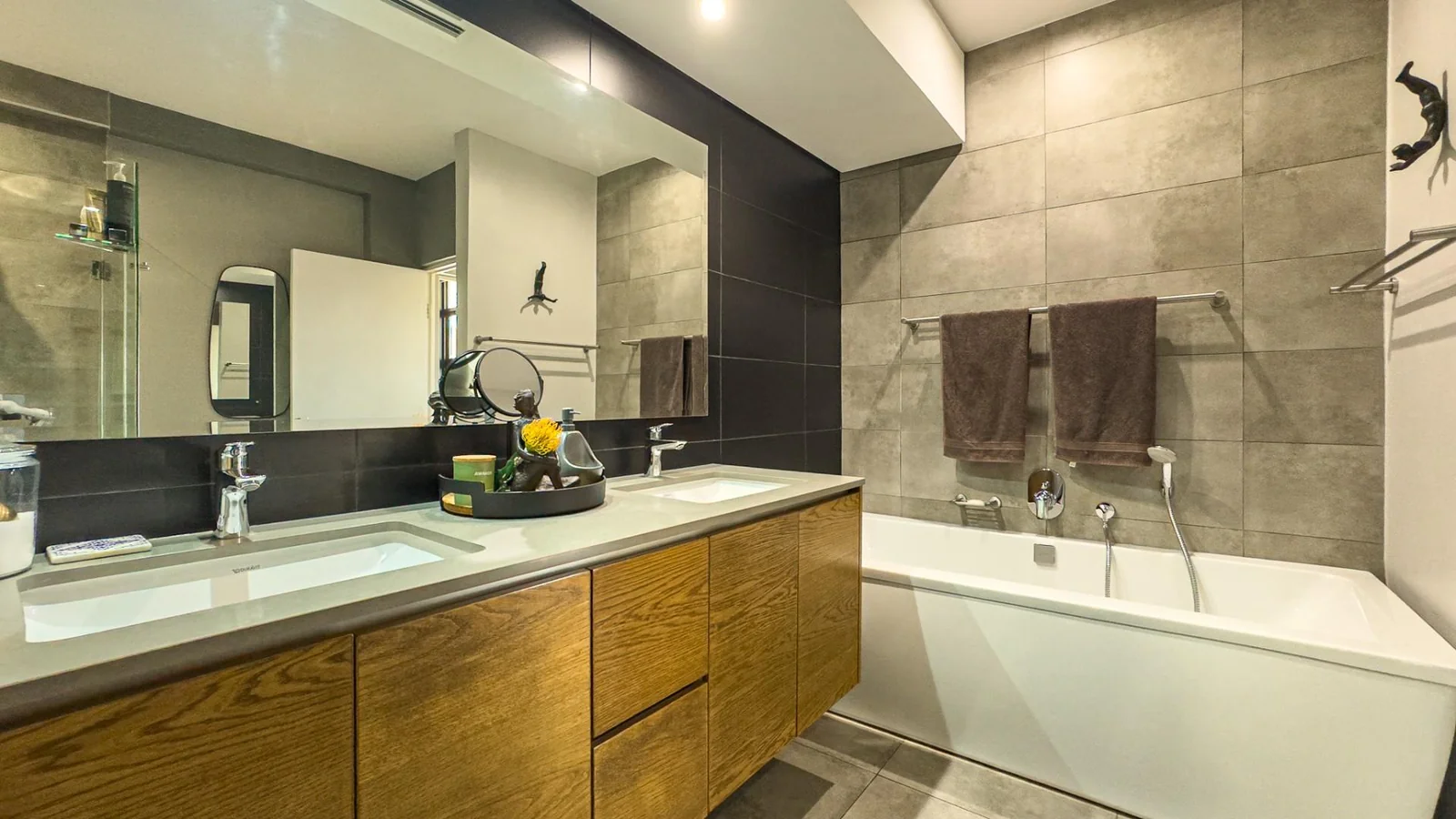 THE TOP BILLING, LUXURY LOCK-UP-AND-GO PENTHOUSE FOR PROFESSIONALS.  NO LOADSHEDDING