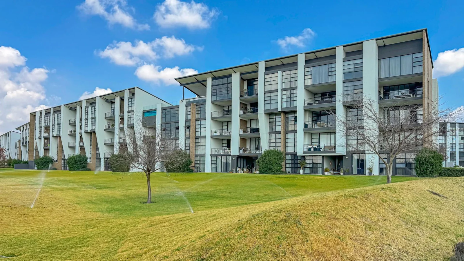 THE TOP BILLING, LUXURY LOCK-UP-AND-GO PENTHOUSE FOR PROFESSIONALS.  NO LOADSHEDDING