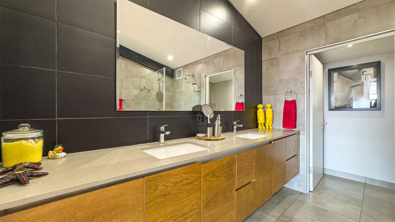 THE TOP BILLING, LUXURY LOCK-UP-AND-GO PENTHOUSE FOR PROFESSIONALS.  NO LOADSHEDDING