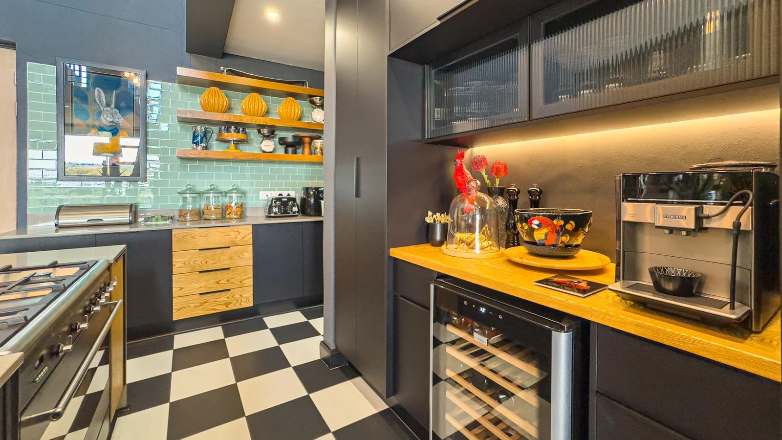 THE TOP BILLING, LUXURY LOCK-UP-AND-GO PENTHOUSE FOR PROFESSIONALS.  NO LOADSHEDDING