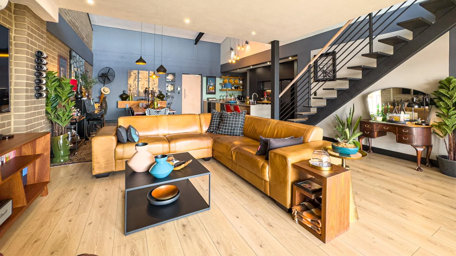 THE TOP BILLING, LUXURY LOCK-UP-AND-GO PENTHOUSE FOR PROFESSIONALS.  NO LOADSHEDDING