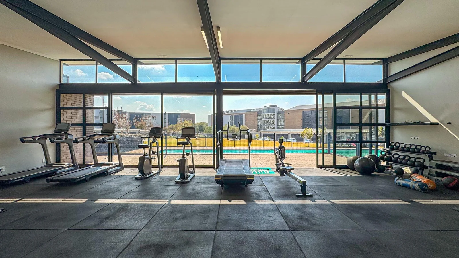 THE TOP BILLING, LUXURY LOCK-UP-AND-GO PENTHOUSE FOR PROFESSIONALS.  NO LOADSHEDDING