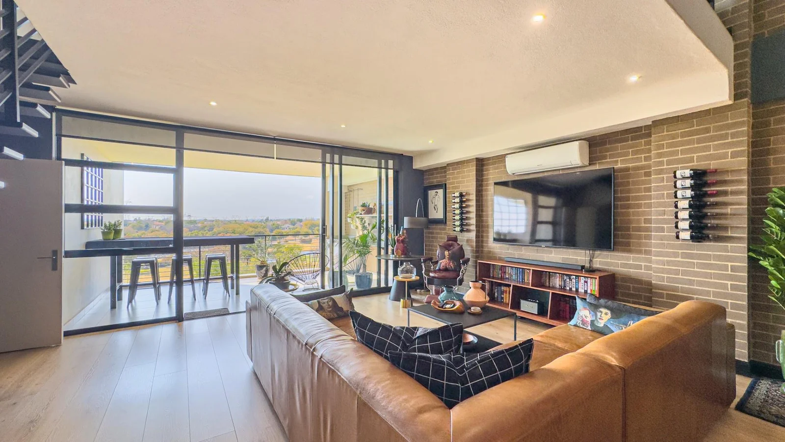 THE TOP BILLING, LUXURY LOCK-UP-AND-GO PENTHOUSE FOR PROFESSIONALS.  NO LOADSHEDDING