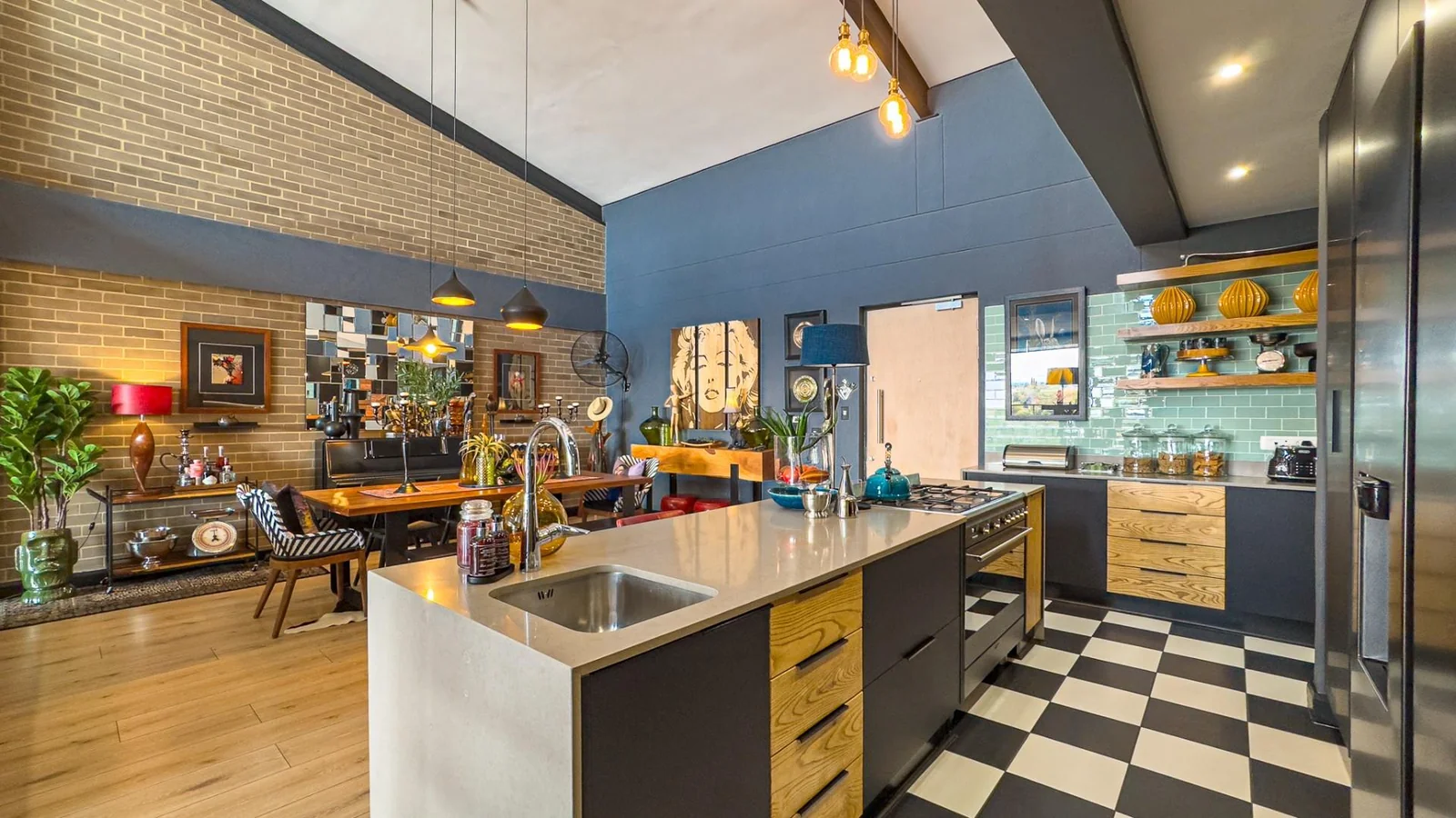 THE TOP BILLING, LUXURY LOCK-UP-AND-GO PENTHOUSE FOR PROFESSIONALS.  NO LOADSHEDDING