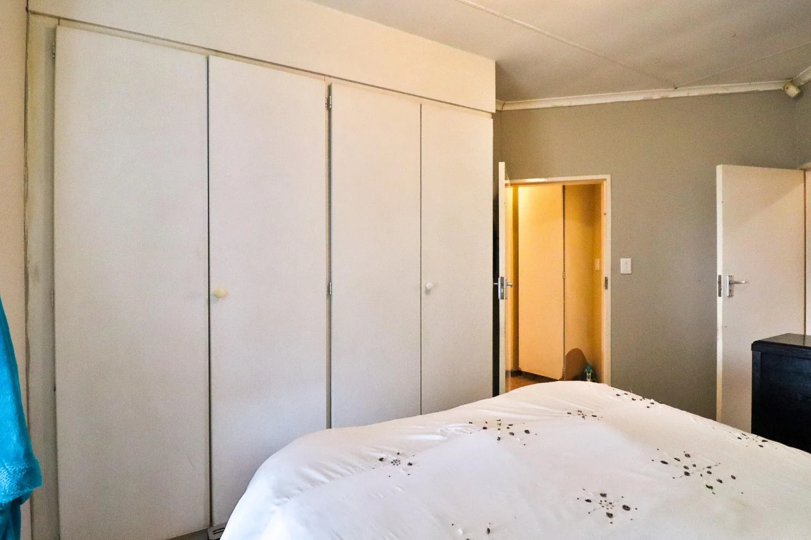 A HOME TO COME HOME TO ..... SIMPLEX IN SECURITY ESTATE!