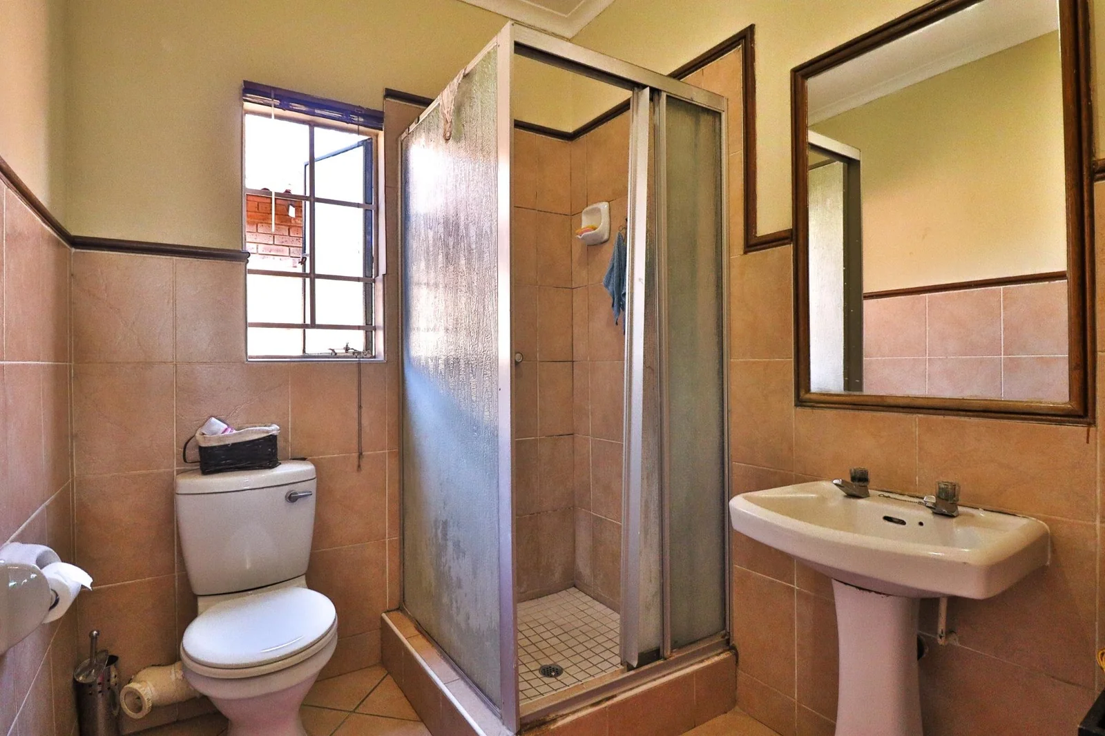 A HOME TO COME HOME TO ..... SIMPLEX IN SECURITY ESTATE!