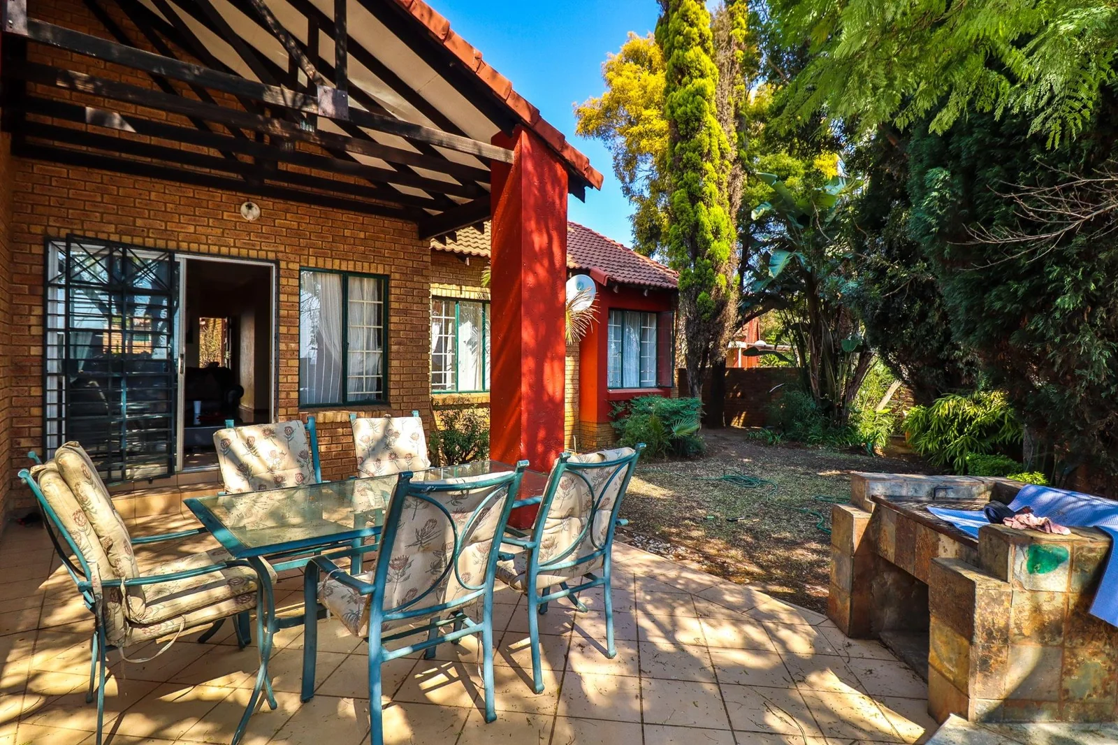 A HOME TO COME HOME TO ..... SIMPLEX IN SECURITY ESTATE!