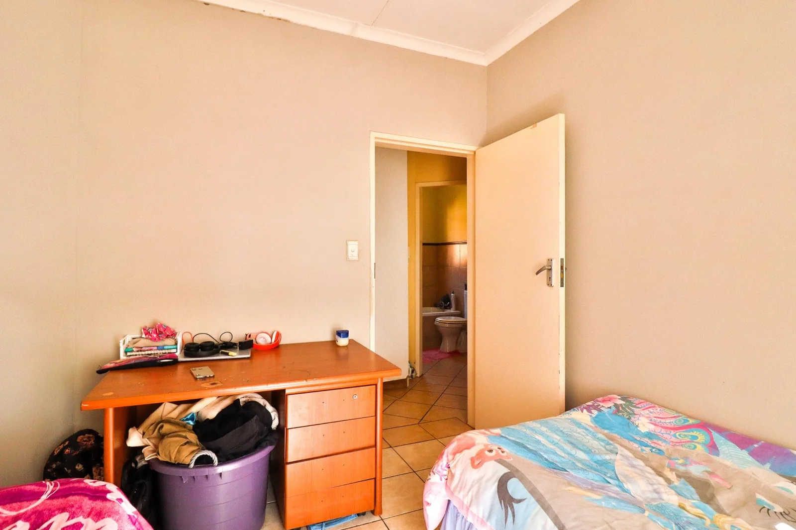 A HOME TO COME HOME TO ..... SIMPLEX IN SECURITY ESTATE!