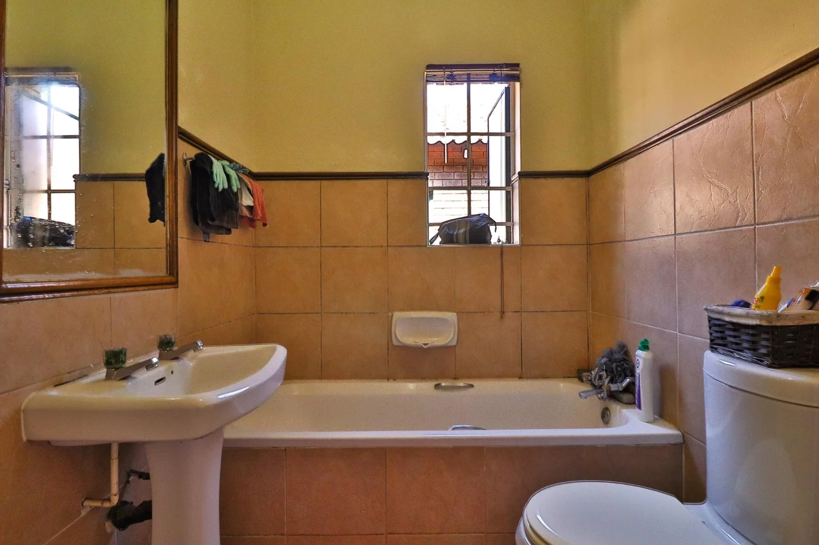 A HOME TO COME HOME TO ..... SIMPLEX IN SECURITY ESTATE!