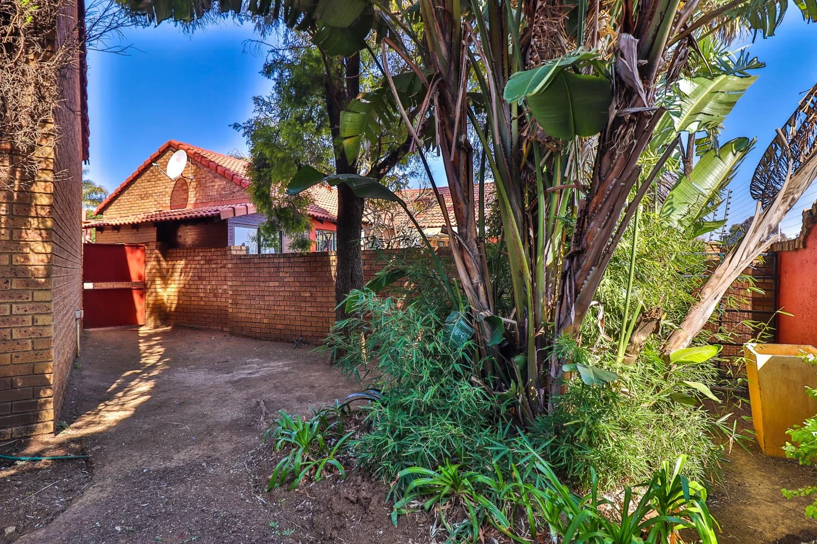 A HOME TO COME HOME TO ..... SIMPLEX IN SECURITY ESTATE!