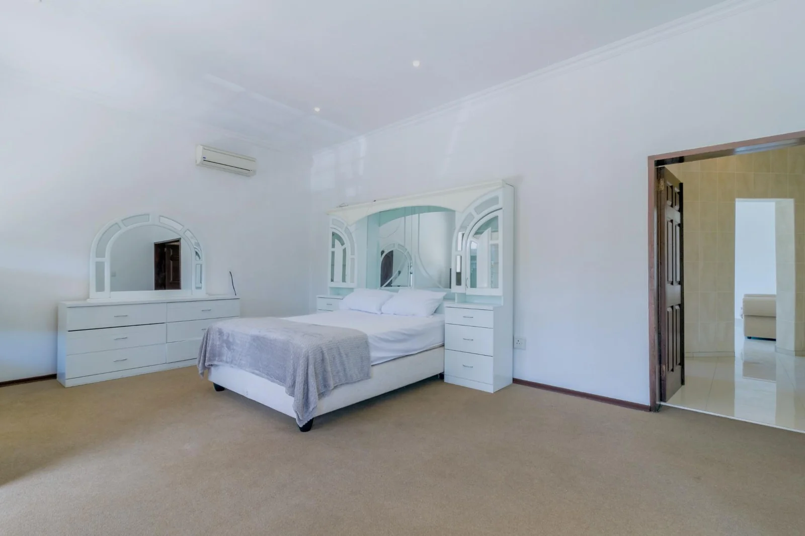Six bedrooms, Six bathroos House for Sale in Summerset