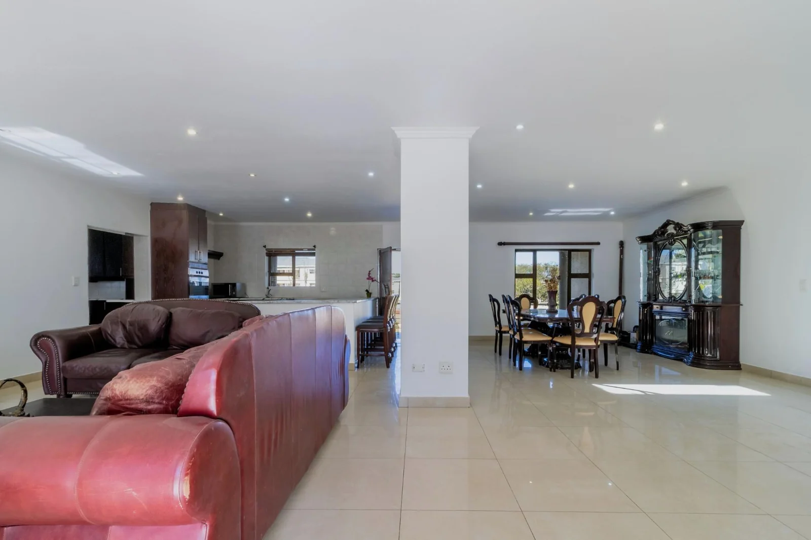 Six bedrooms, Six bathroos House for Sale in Summerset