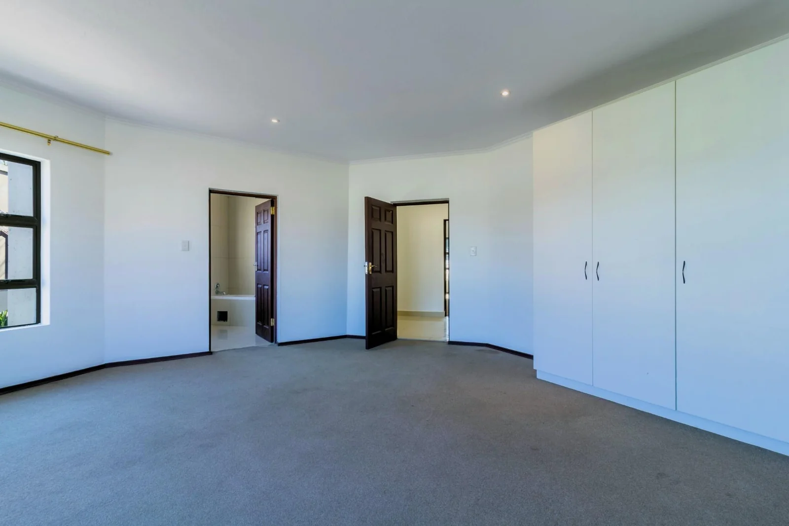 Six bedrooms, Six bathroos House for Sale in Summerset