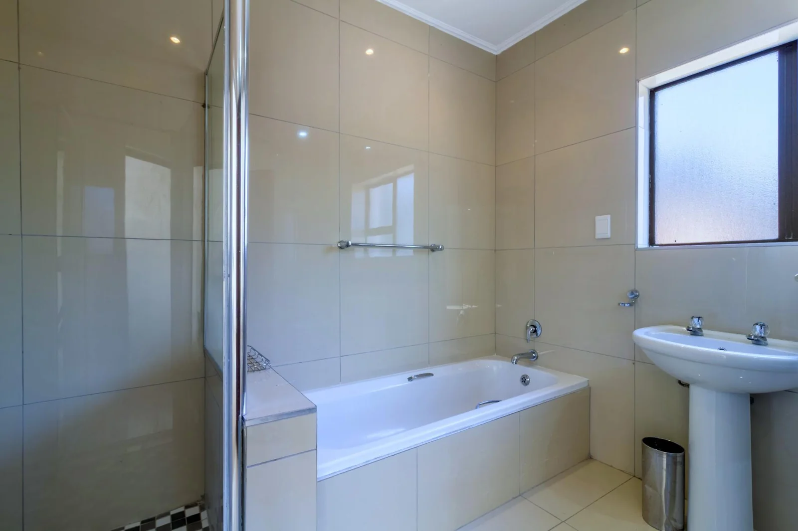 Six bedrooms, Six bathroos House for Sale in Summerset