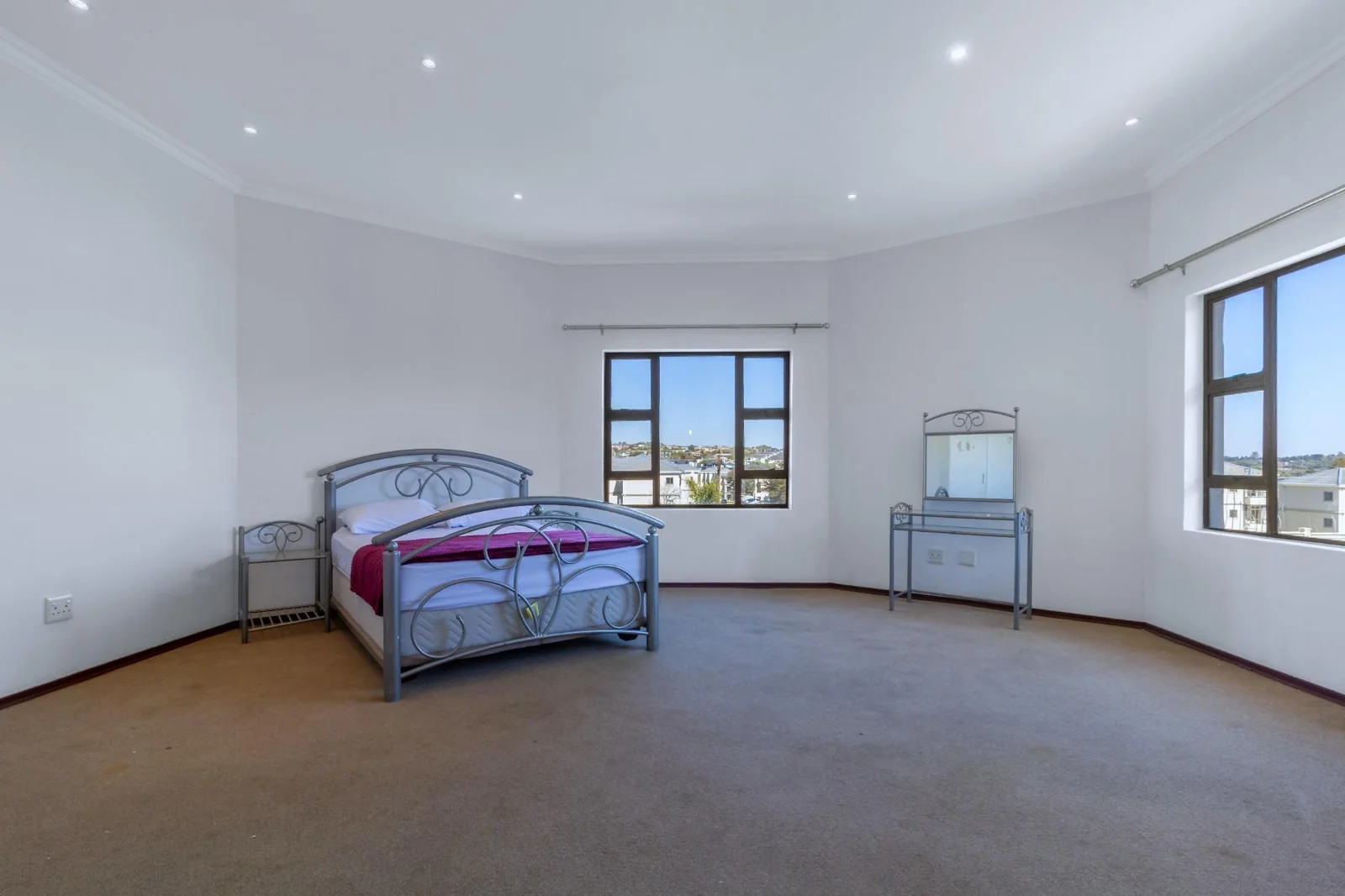 Six bedrooms, Six bathroos House for Sale in Summerset