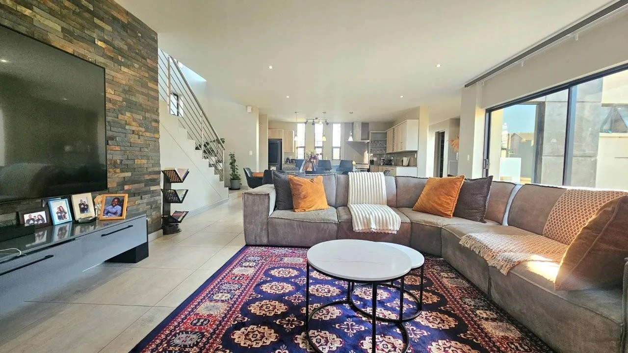 MODERN FINISHES, POOL, BIG PATIO LOTS OF LIGHT THAT FLOWS INTO THE KITCHEN, DINING AND LIVING AREAS.