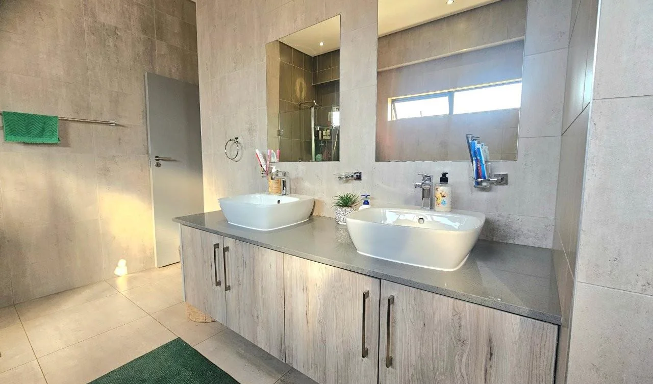 MODERN FINISHES, POOL, BIG PATIO LOTS OF LIGHT THAT FLOWS INTO THE KITCHEN, DINING AND LIVING AREAS.