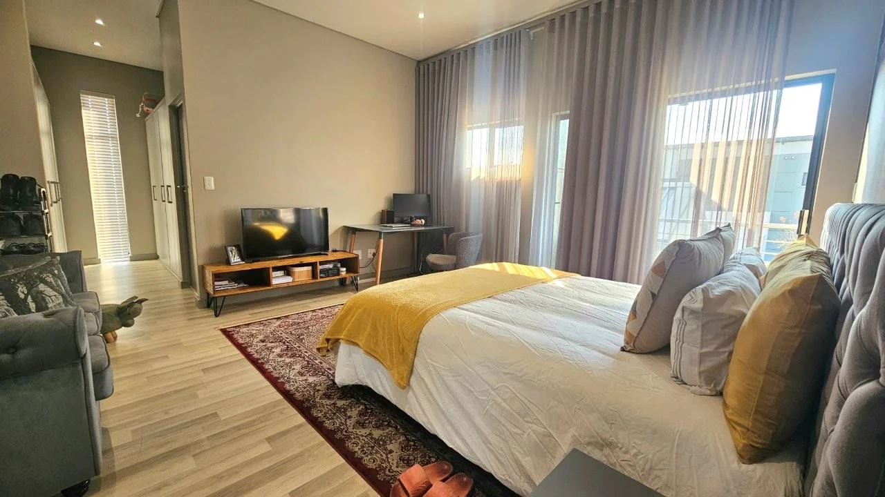 MODERN FINISHES, POOL, BIG PATIO LOTS OF LIGHT THAT FLOWS INTO THE KITCHEN, DINING AND LIVING AREAS.