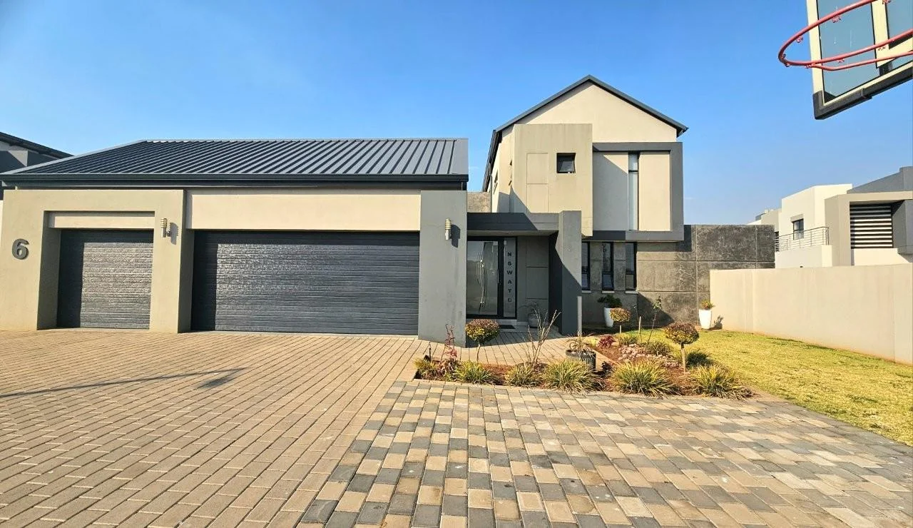 MODERN FINISHES, POOL, BIG PATIO LOTS OF LIGHT THAT FLOWS INTO THE KITCHEN, DINING AND LIVING AREAS.
