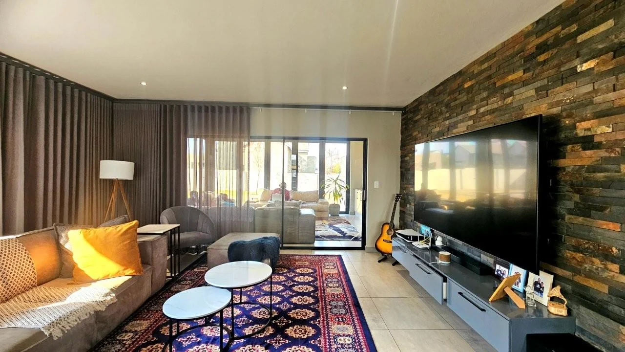 MODERN FINISHES, POOL, BIG PATIO LOTS OF LIGHT THAT FLOWS INTO THE KITCHEN, DINING AND LIVING AREAS.