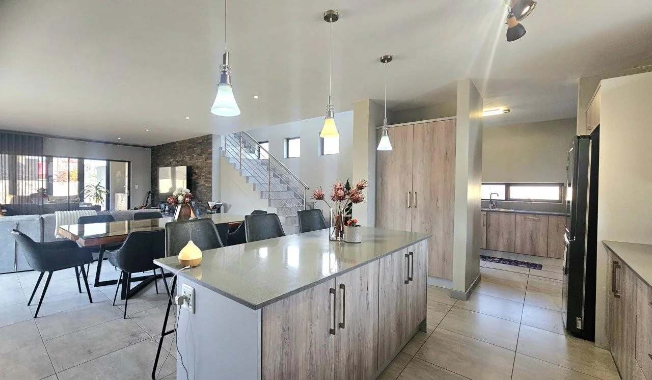 MODERN FINISHES, POOL, BIG PATIO LOTS OF LIGHT THAT FLOWS INTO THE KITCHEN, DINING AND LIVING AREAS.