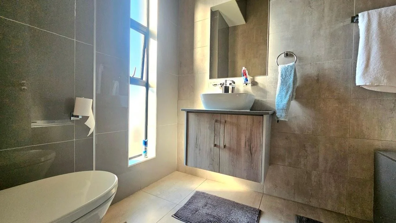 MODERN FINISHES, POOL, BIG PATIO LOTS OF LIGHT THAT FLOWS INTO THE KITCHEN, DINING AND LIVING AREAS.