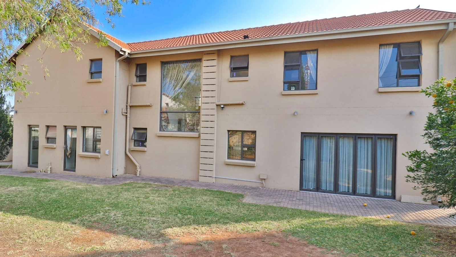 Modern Family Luxury Awaits – Double-Storey Corner Home for Sale in Secure Summerfield Estate, Kosmosdal | Thabang Ledwaba – Leapfrog Property Group Midrand