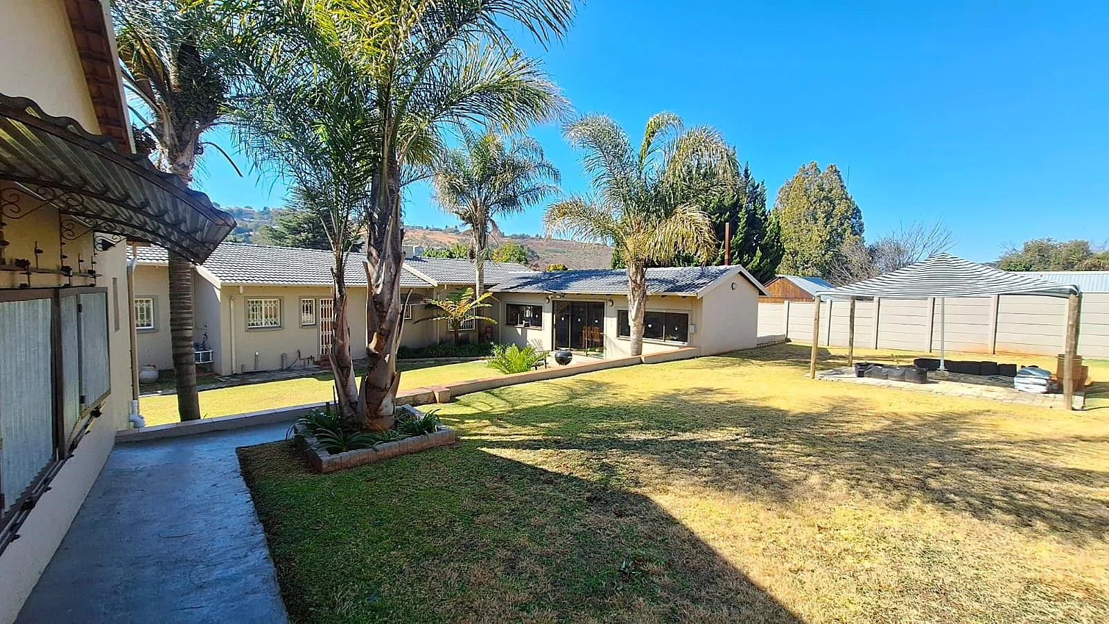 Fantastic, Creative, Unusual – A Home That Thinks outside the Box including a 160m² 2 Bedroom Flat, just to Wow You even Further.