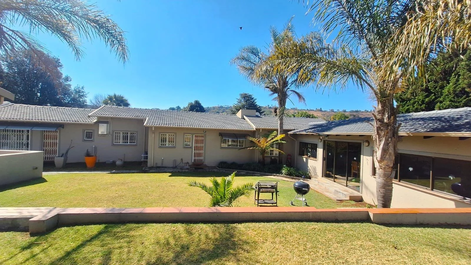 Fantastic, Creative, Unusual – A Home That Thinks outside the Box including a 160m² 2 Bedroom Flat, just to Wow You even Further.