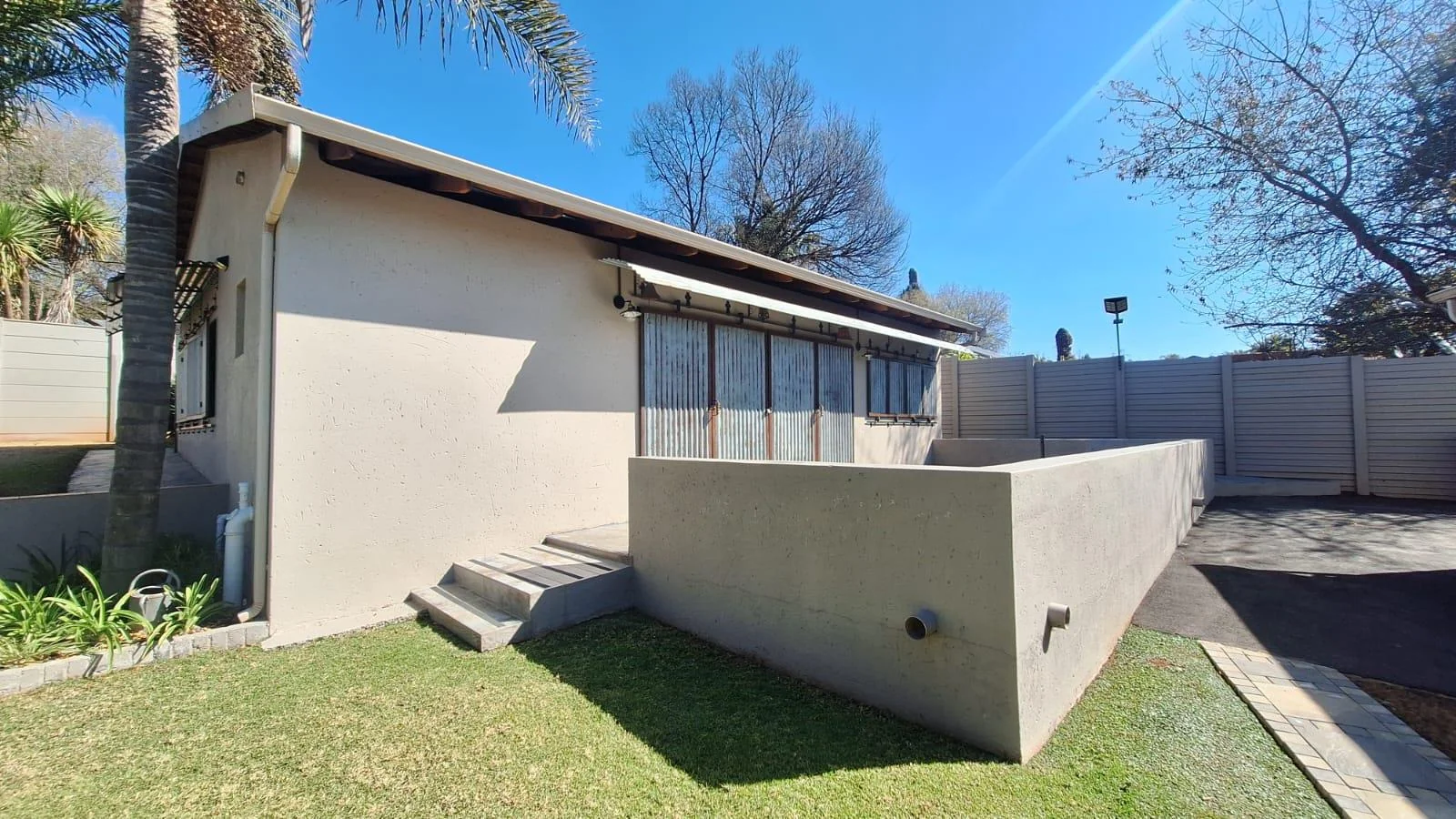 Fantastic, Creative, Unusual – A Home That Thinks outside the Box including a 160m² 2 Bedroom Flat, just to Wow You even Further.