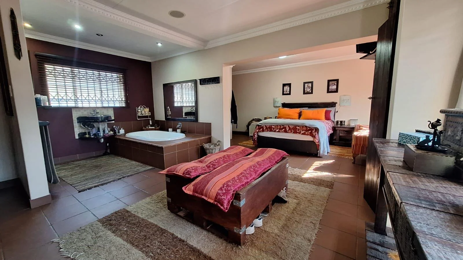 Fantastic, Creative, Unusual – A Home That Thinks outside the Box including a 160m² 2 Bedroom Flat, just to Wow You even Further.