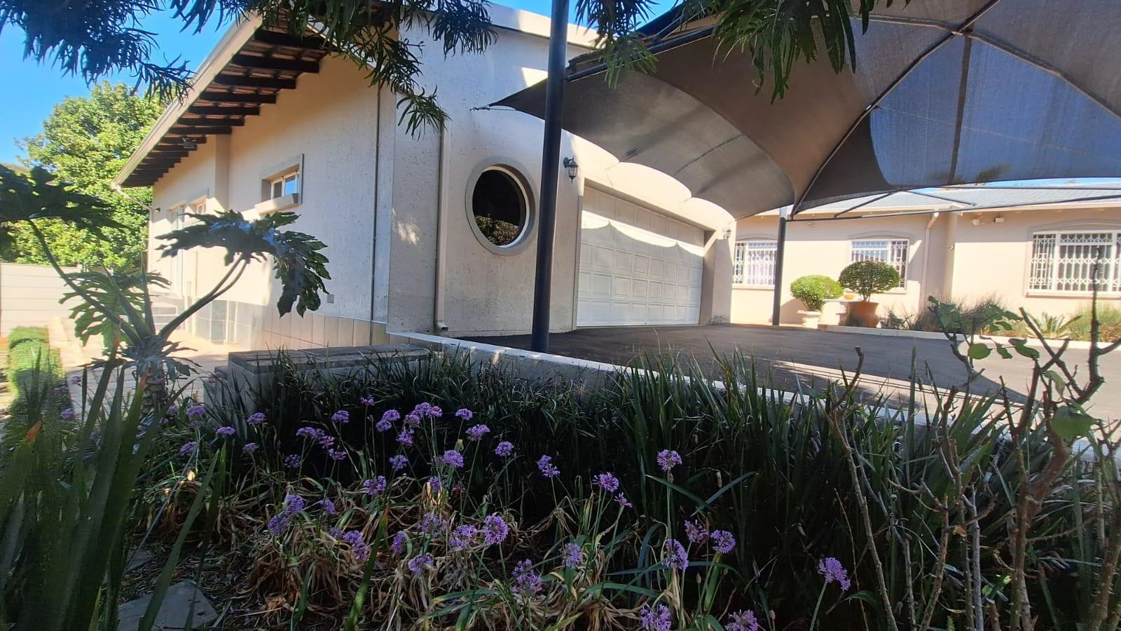 Fantastic, Creative, Unusual – A Home That Thinks outside the Box including a 160m² 2 Bedroom Flat, just to Wow You even Further.