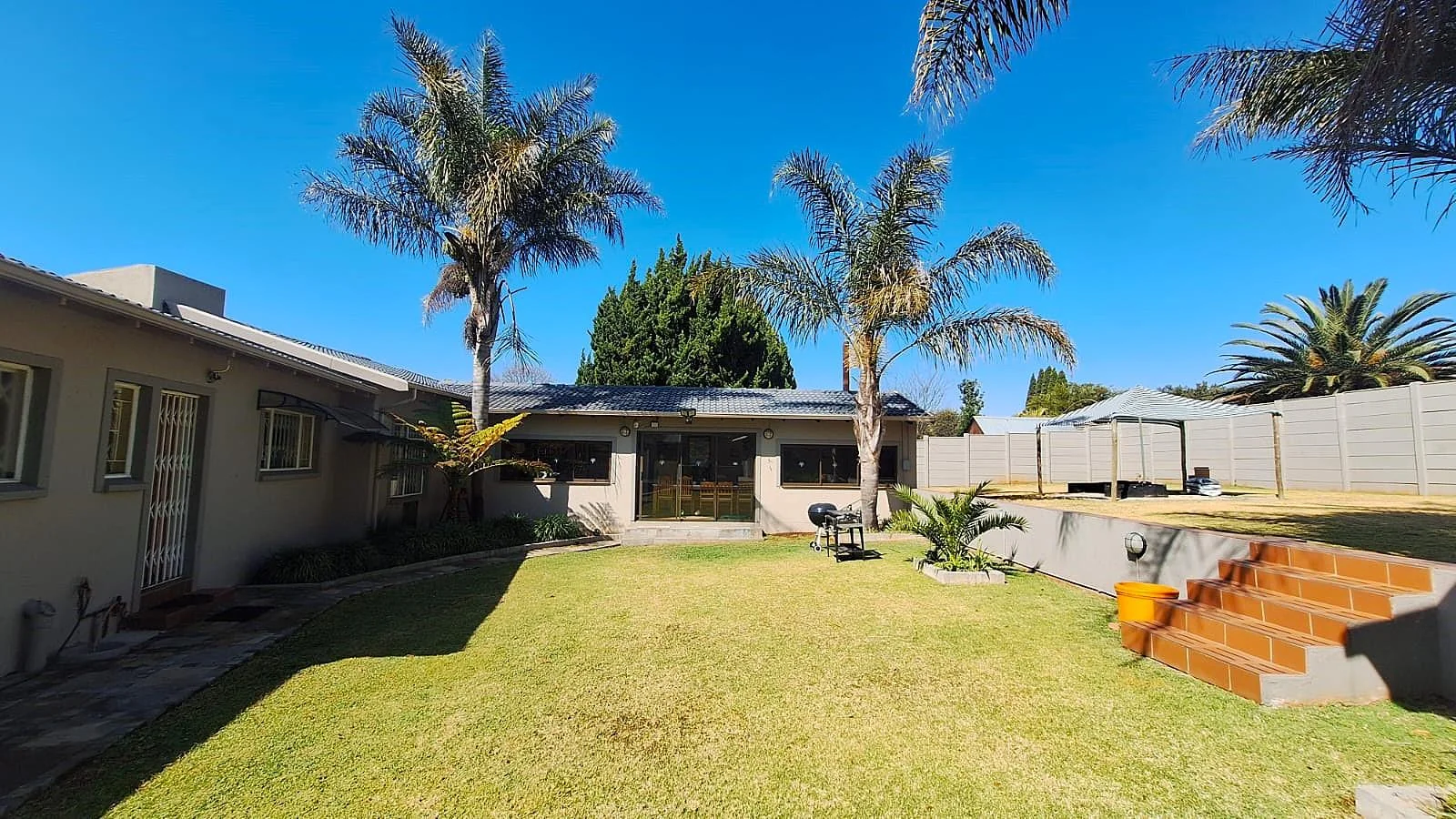 Fantastic, Creative, Unusual – A Home That Thinks outside the Box including a 160m² 2 Bedroom Flat, just to Wow You even Further.