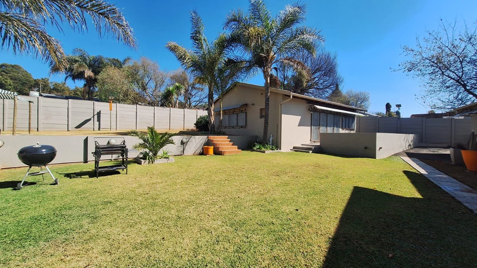 Fantastic, Creative, Unusual – A Home That Thinks outside the Box including a 160m² 2 Bedroom Flat, just to Wow You even Further.