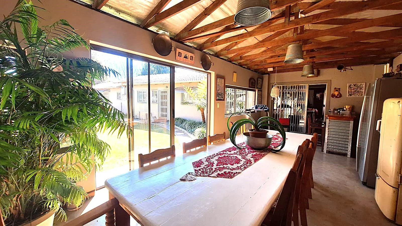 Fantastic, Creative, Unusual – A Home That Thinks outside the Box including a 160m² 2 Bedroom Flat, just to Wow You even Further.