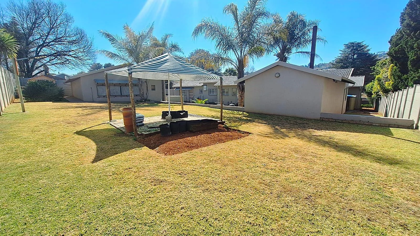 Fantastic, Creative, Unusual – A Home That Thinks outside the Box including a 160m² 2 Bedroom Flat, just to Wow You even Further.