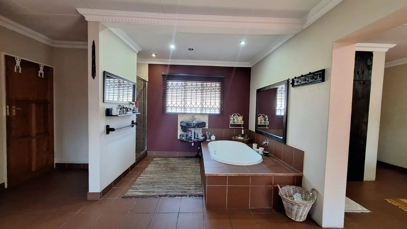 Fantastic, Creative, Unusual – A Home That Thinks outside the Box including a 160m² 2 Bedroom Flat, just to Wow You even Further.