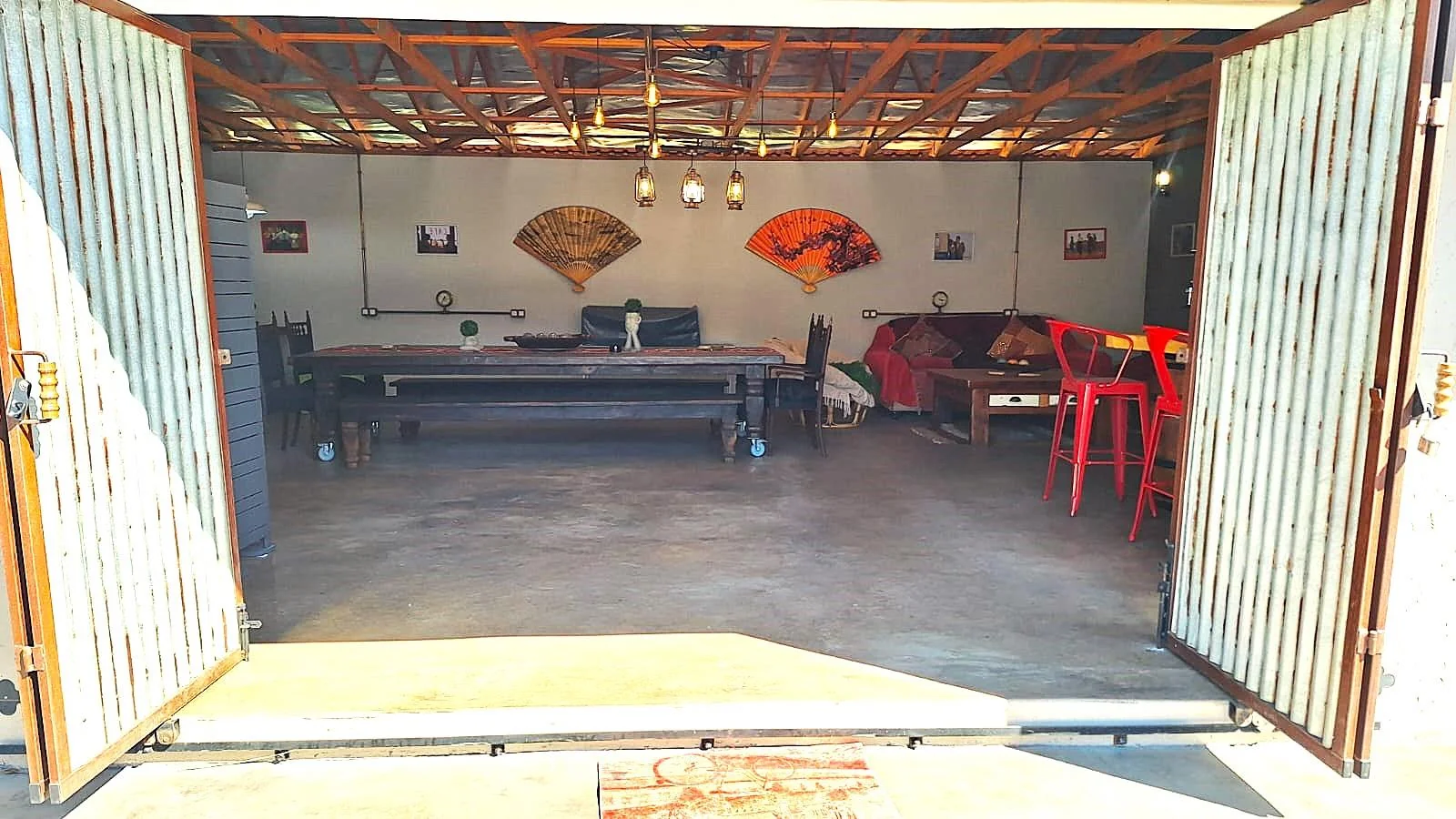 Fantastic, Creative, Unusual – A Home That Thinks outside the Box including a 160m² 2 Bedroom Flat, just to Wow You even Further.