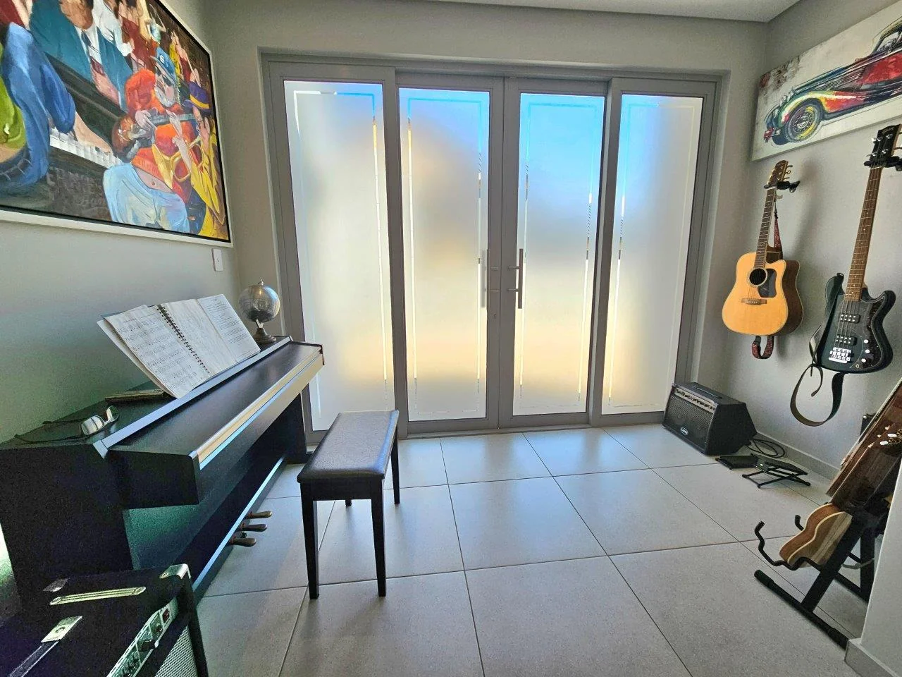 MODERN SINGLE LEVEL IN A QUIET CUL-DE-SAC IN MIDSTREAM RIDGE .