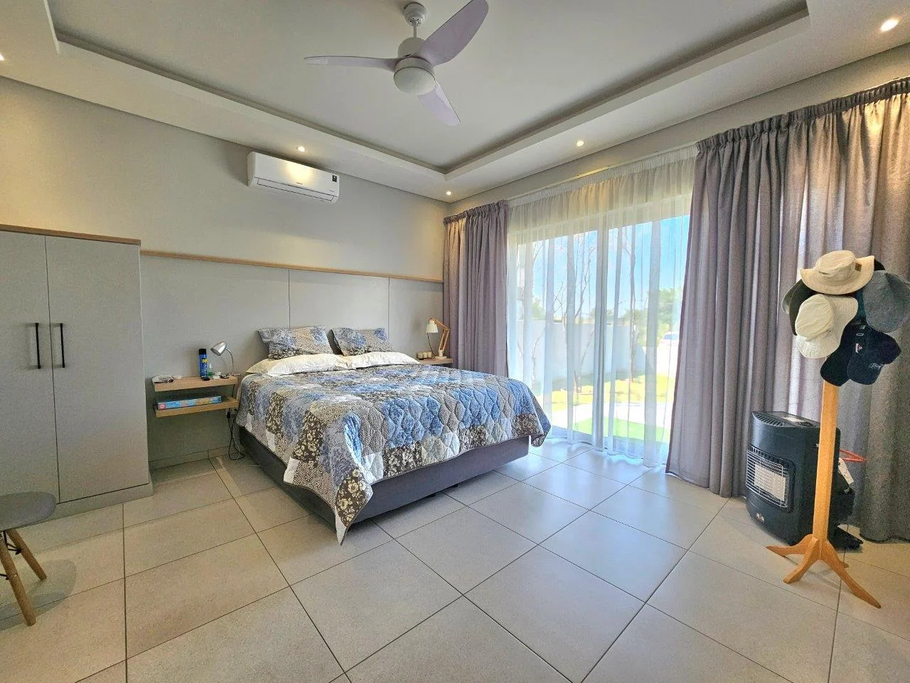 MODERN SINGLE LEVEL IN A QUIET CUL-DE-SAC IN MIDSTREAM RIDGE .