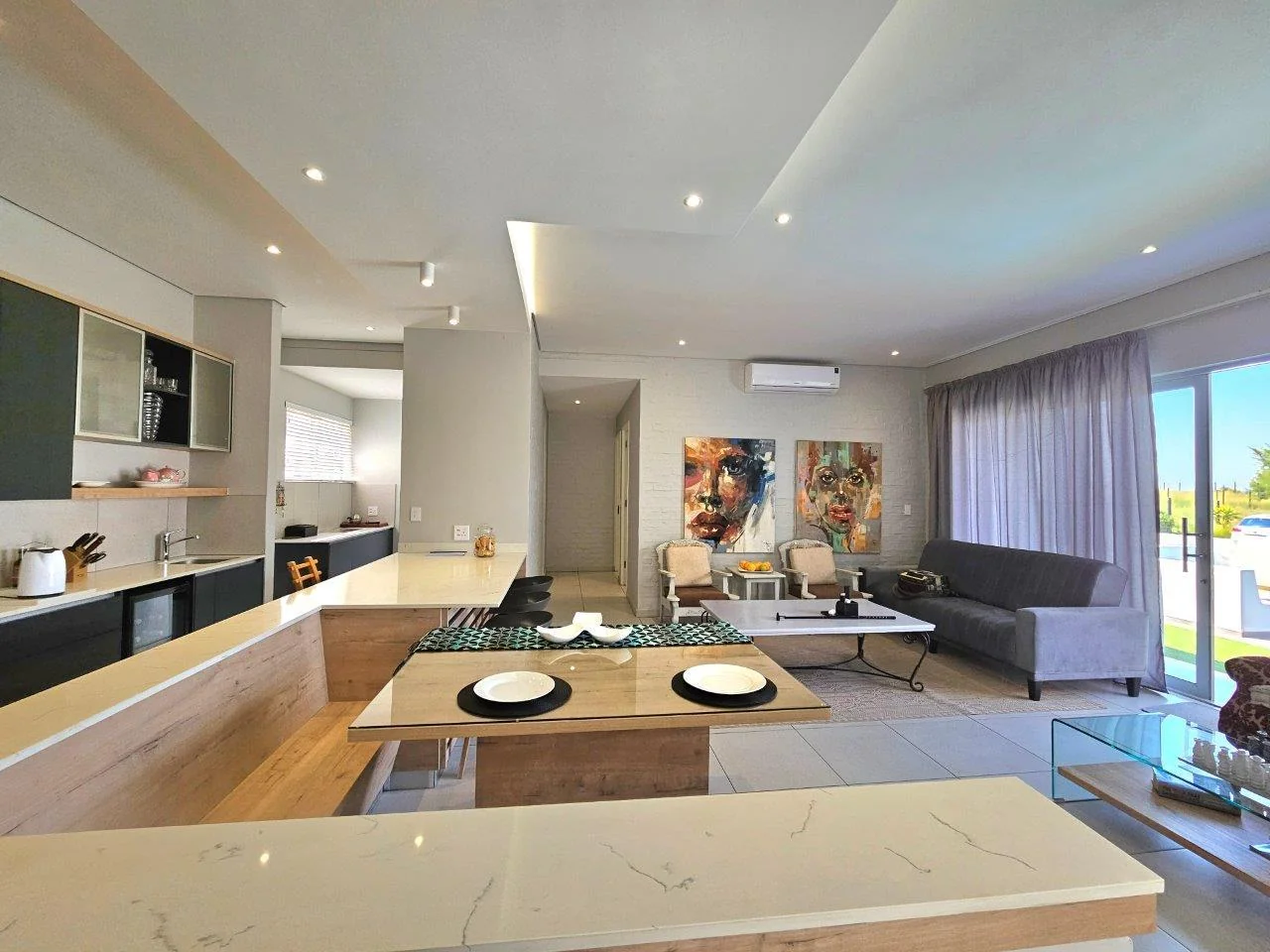 MODERN SINGLE LEVEL IN A QUIET CUL-DE-SAC IN MIDSTREAM RIDGE .