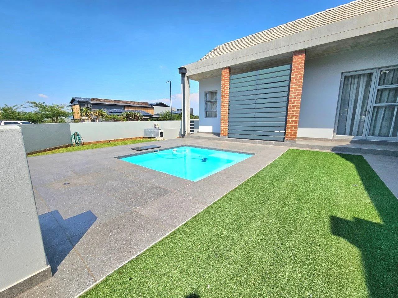 MODERN SINGLE LEVEL IN A QUIET CUL-DE-SAC IN MIDSTREAM RIDGE .