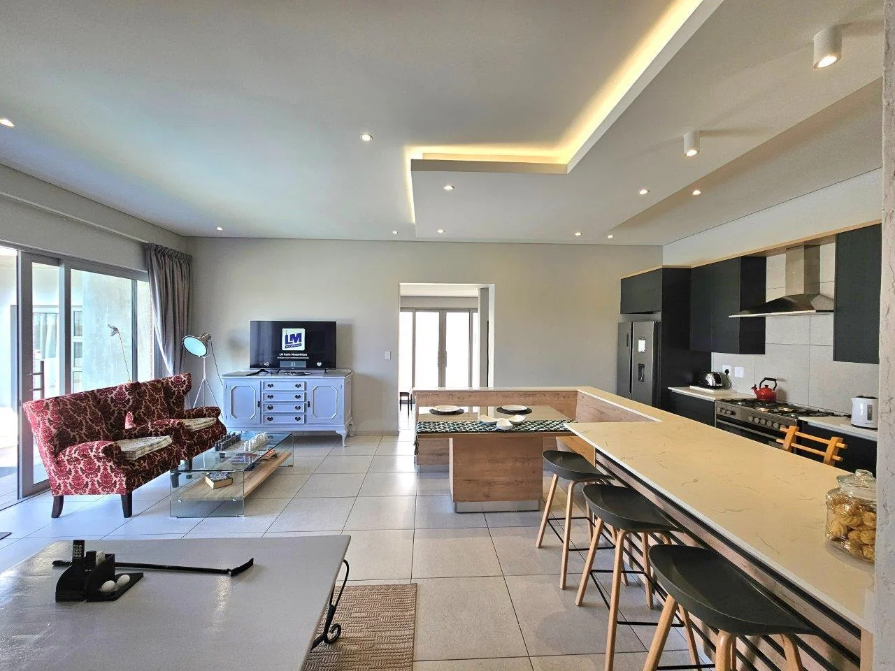 MODERN SINGLE LEVEL IN A QUIET CUL-DE-SAC IN MIDSTREAM RIDGE .