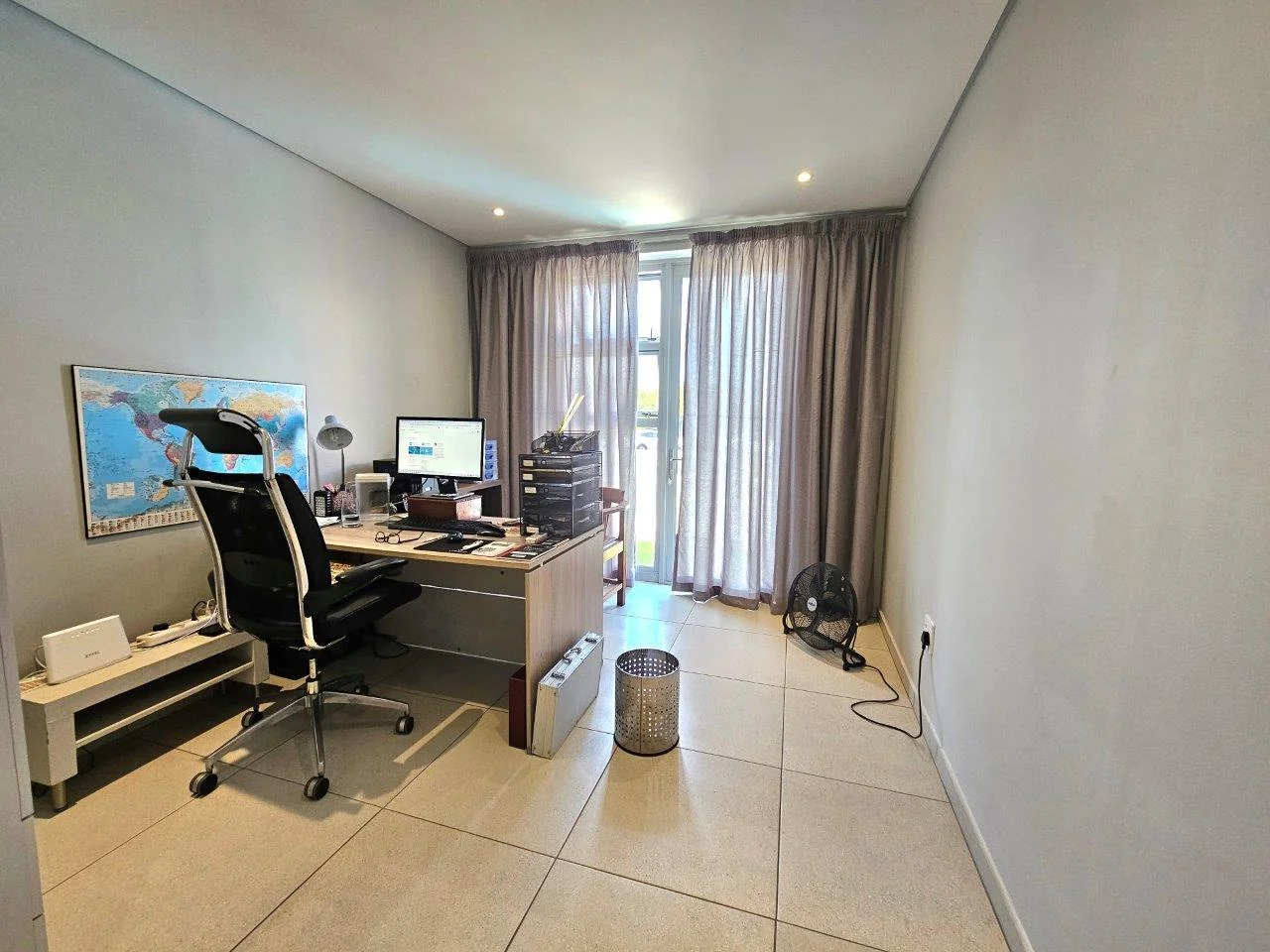 MODERN SINGLE LEVEL IN A QUIET CUL-DE-SAC IN MIDSTREAM RIDGE .