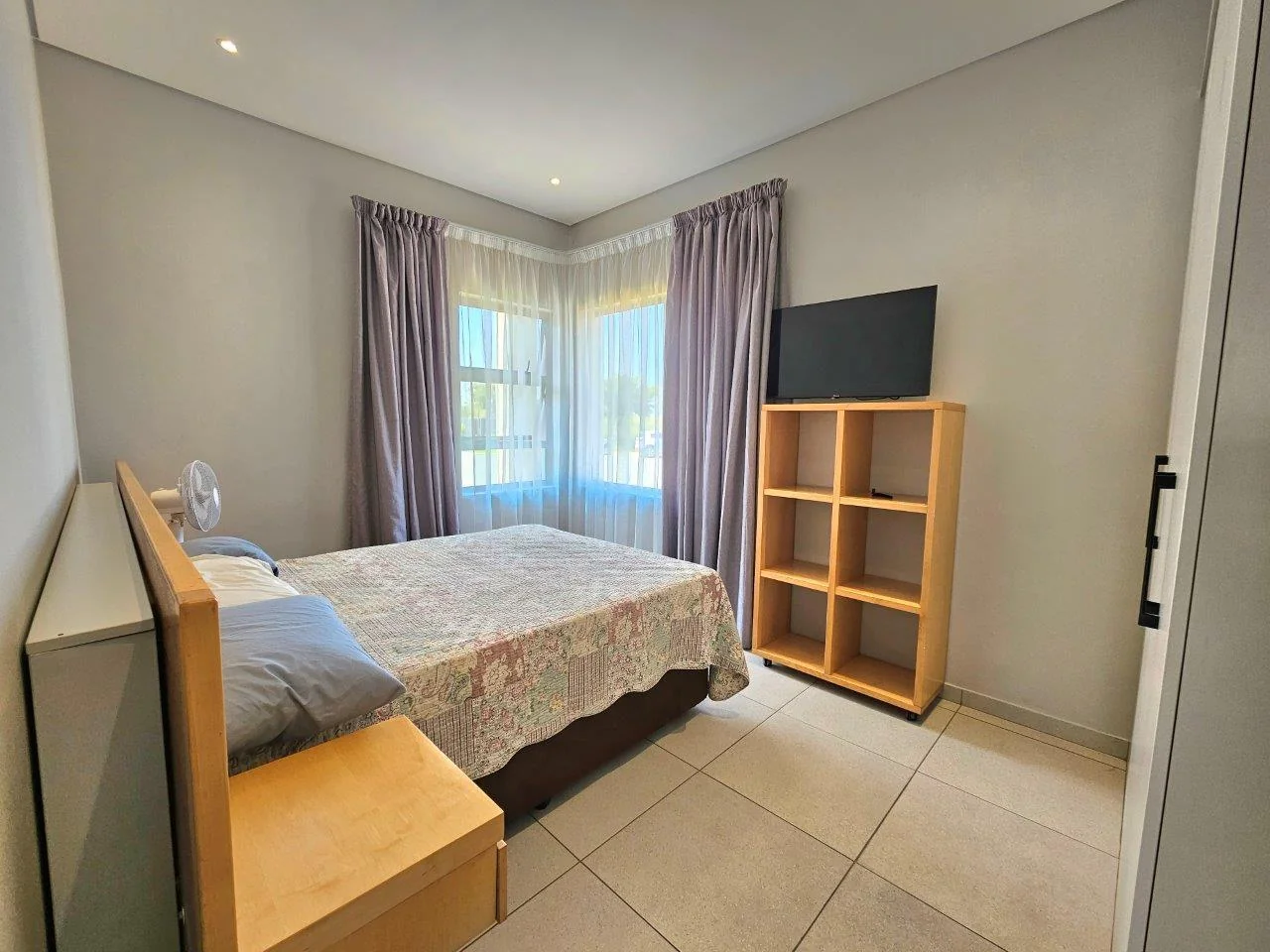 MODERN SINGLE LEVEL IN A QUIET CUL-DE-SAC IN MIDSTREAM RIDGE .