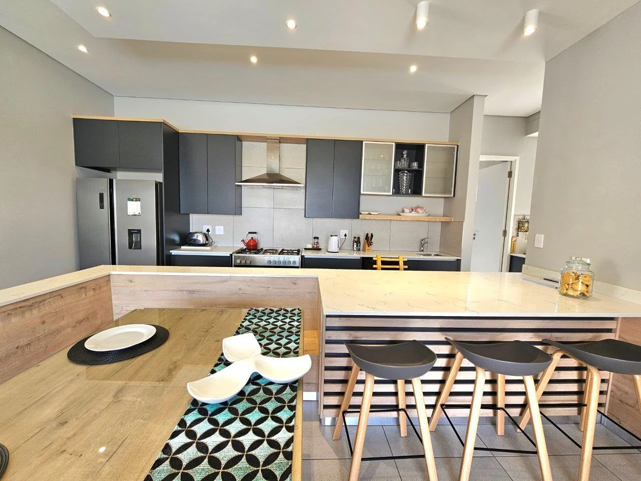 MODERN SINGLE LEVEL IN A QUIET CUL-DE-SAC IN MIDSTREAM RIDGE .