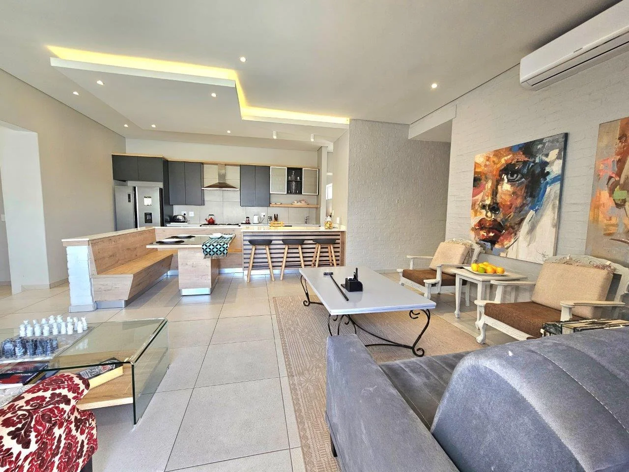 MODERN SINGLE LEVEL IN A QUIET CUL-DE-SAC IN MIDSTREAM RIDGE .